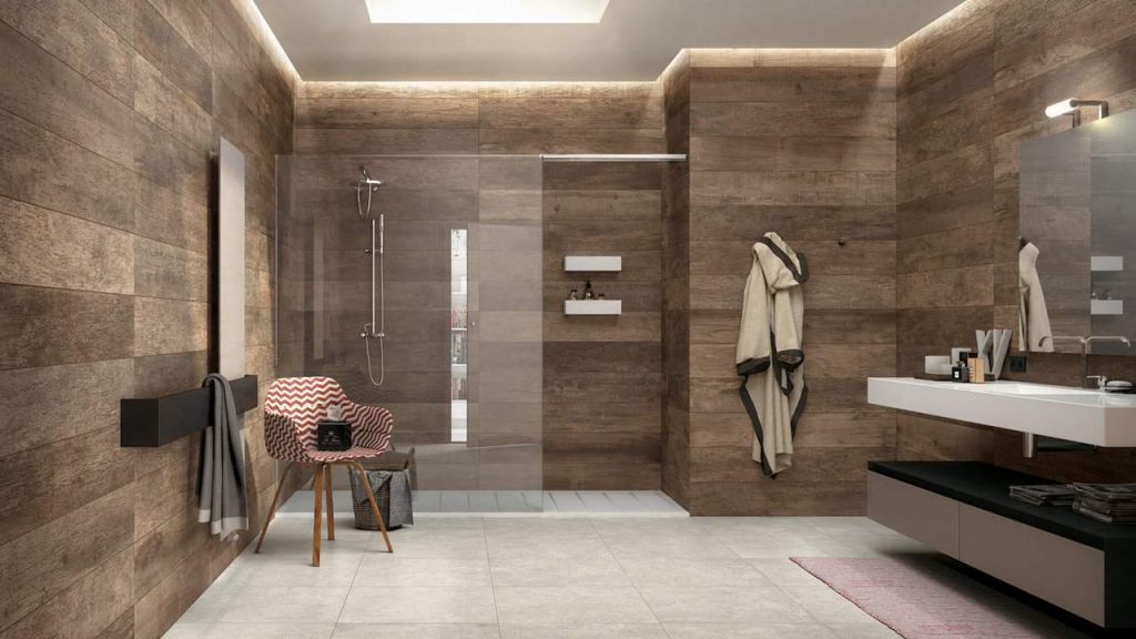 Badkamer met houtlook tegels op vloer en wand en een inloopdouche
