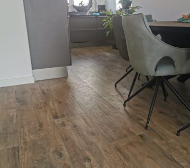 Eethoek in Roelofarendsveen met houtlook vloertegels in wild verband