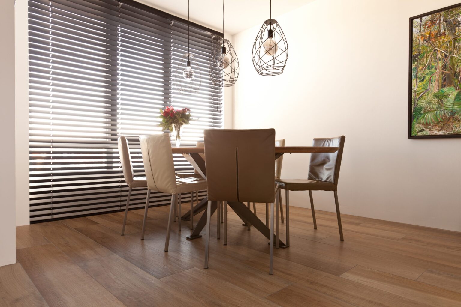 Eethoek in een appartement in Noordwijk met warme houtlook vloertegels en een houten tafel