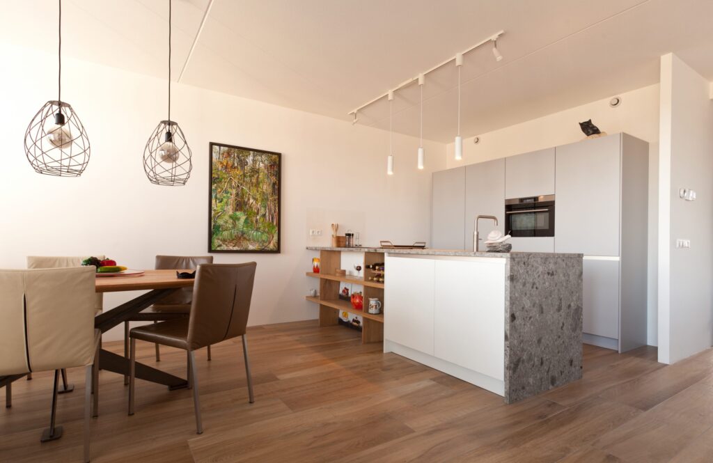Open keuken in een appartement in Noordwijk met warme houtlook vloertegels