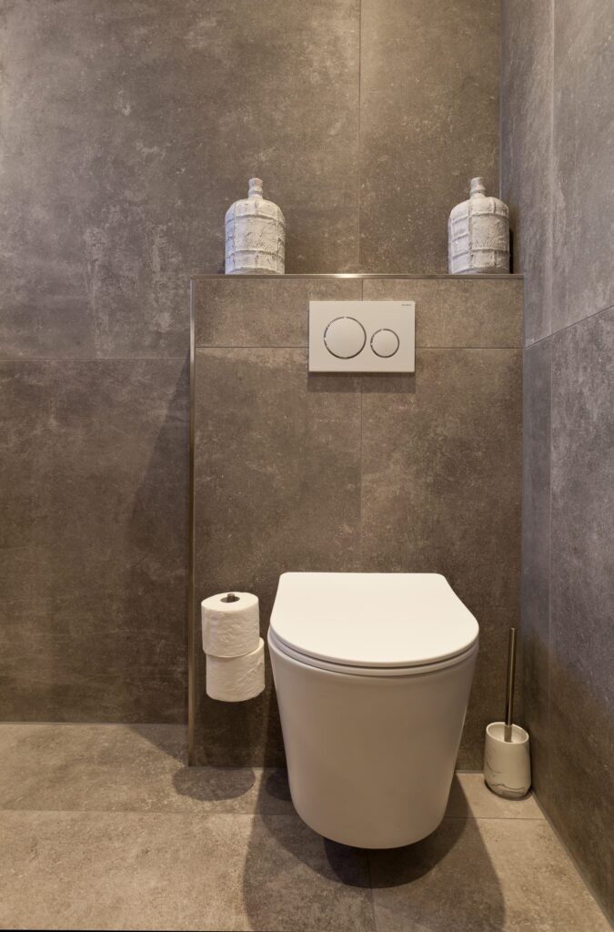 Toilet in Katwijk met betonlook tegels van 100×100 op wand en vloer