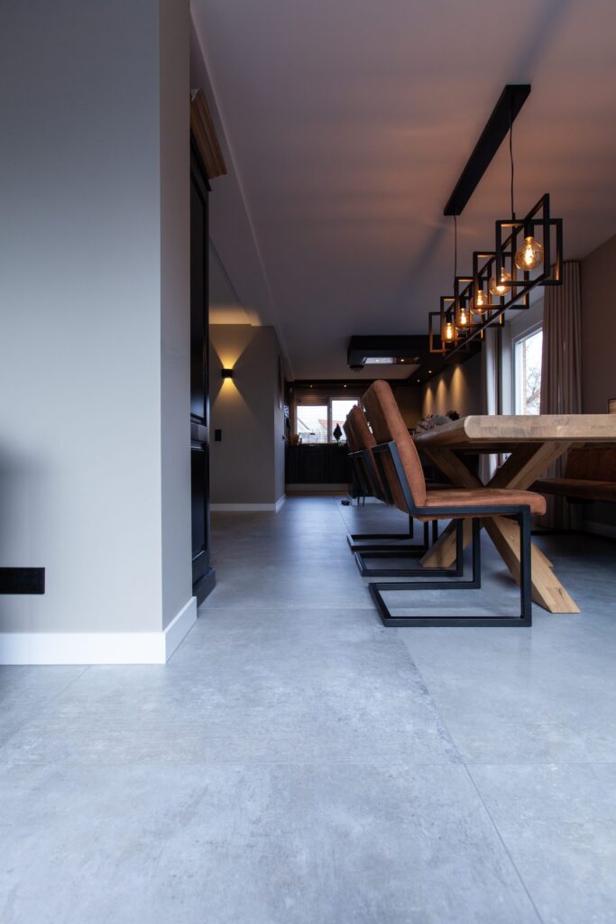 Eetkamer in Noordwijk met grote lichtgrijze betonlook vloertegels van 100×100