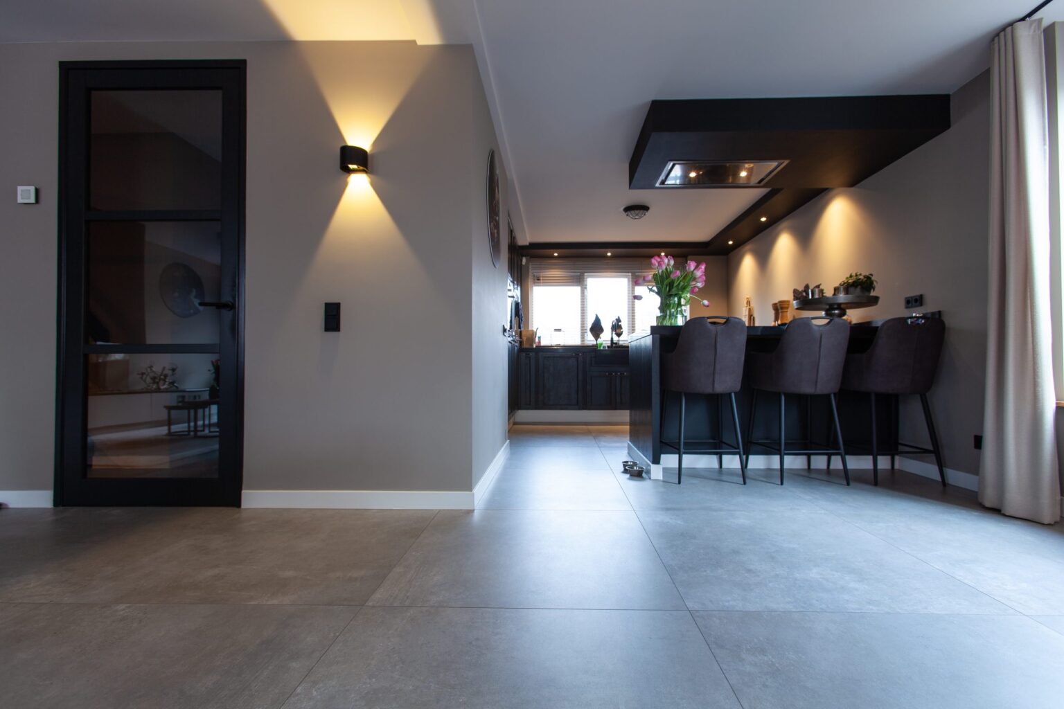 Woonkeuken in Noordwijk met doorlopende betonlook tegels van 100×100