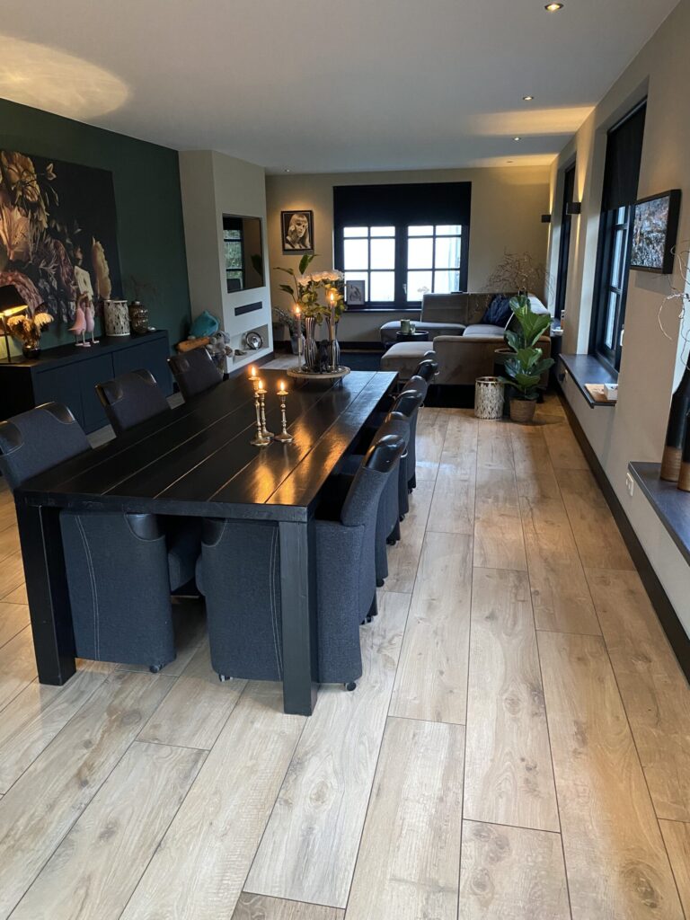Eethoek in Noordwijk met lichte houtlook vloertegels en een donkere tafel