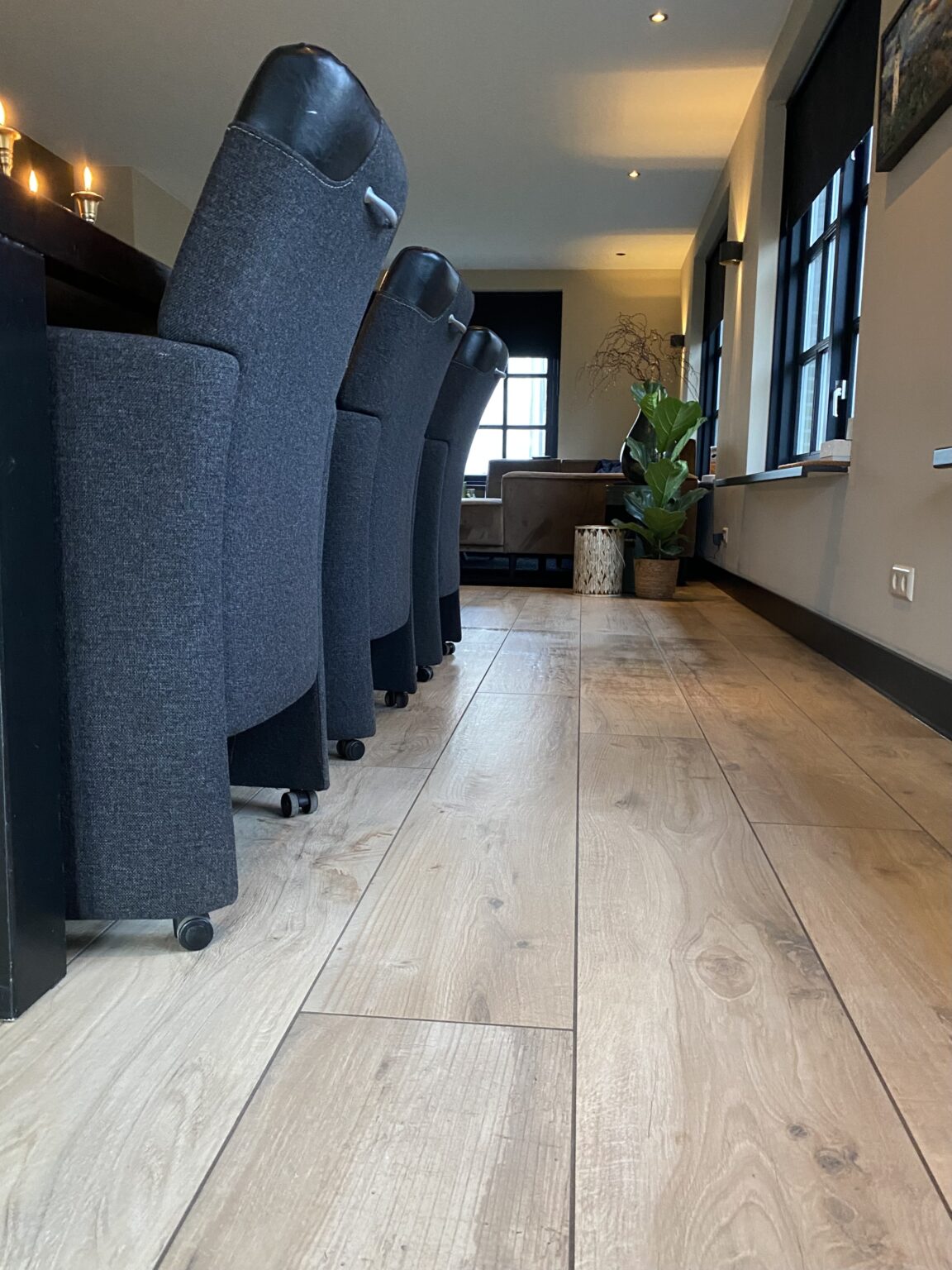 Eethoek in Noordwijk met lichte houtlook vloertegels in keramisch parket