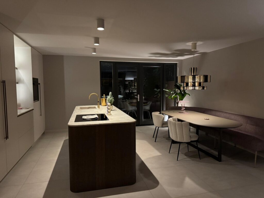 Keuken met kookeiland in Sassenheim op een vloer van zandgrijze betonlook tegels van 90×90