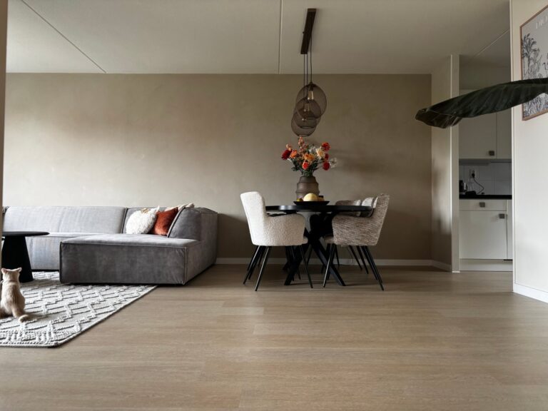 Woonkamer van een appartement in Valkenburg met een klik PVC vloer in lichte eiken houtlook, planken van 22,5×122 cm