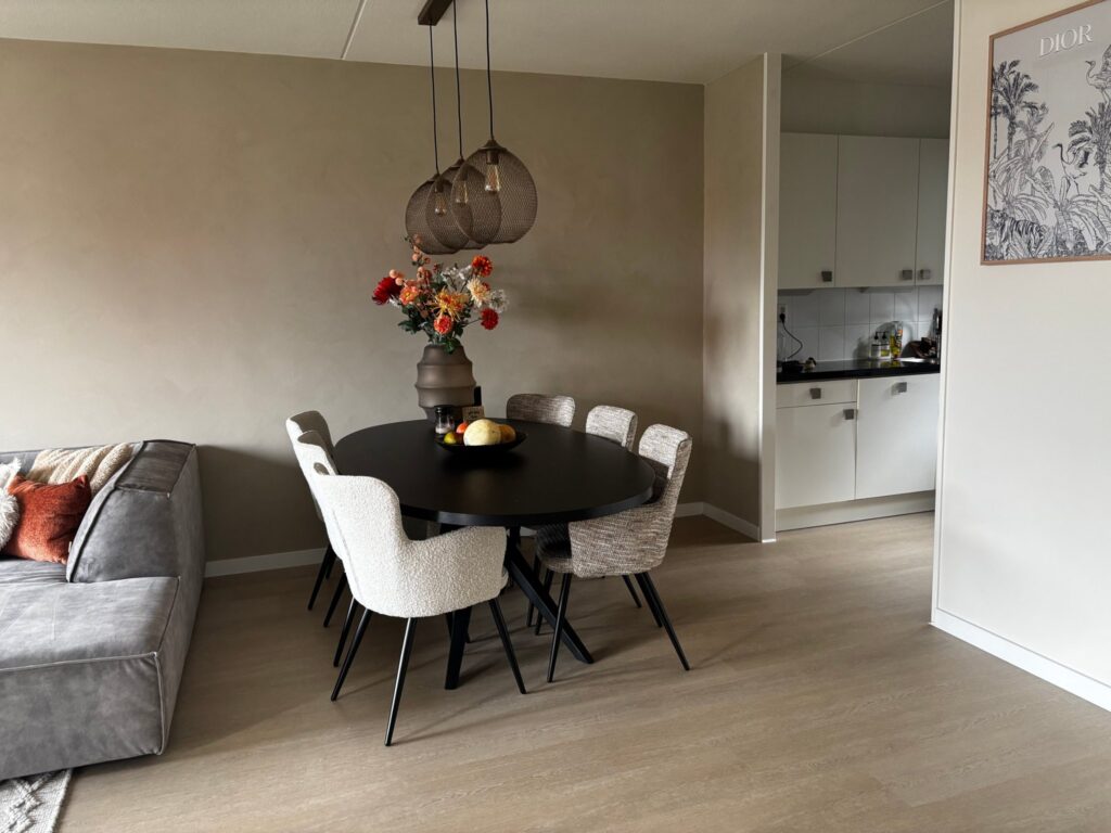 Eethoek en open keuken in Valkenburg op een doorlopende klik PVC vloer in houtlook
