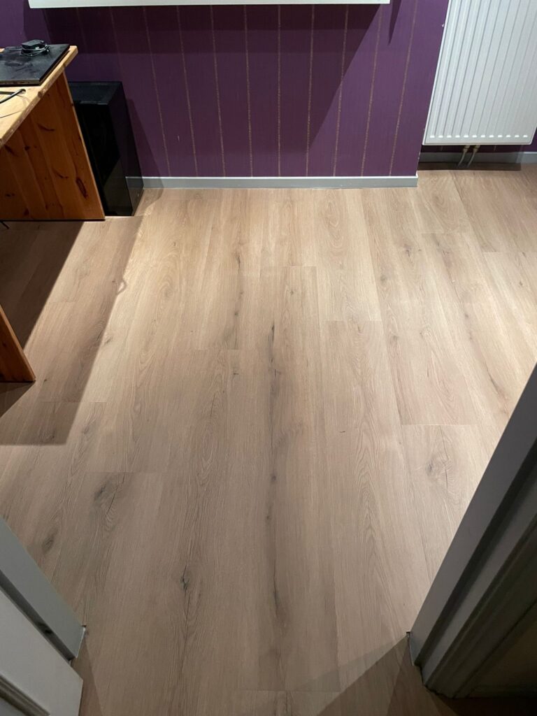 Slaapkamer in Katwijk met een klik PVC vloer in lichte eiken houtlook, planken van 23,2×153,2 cm