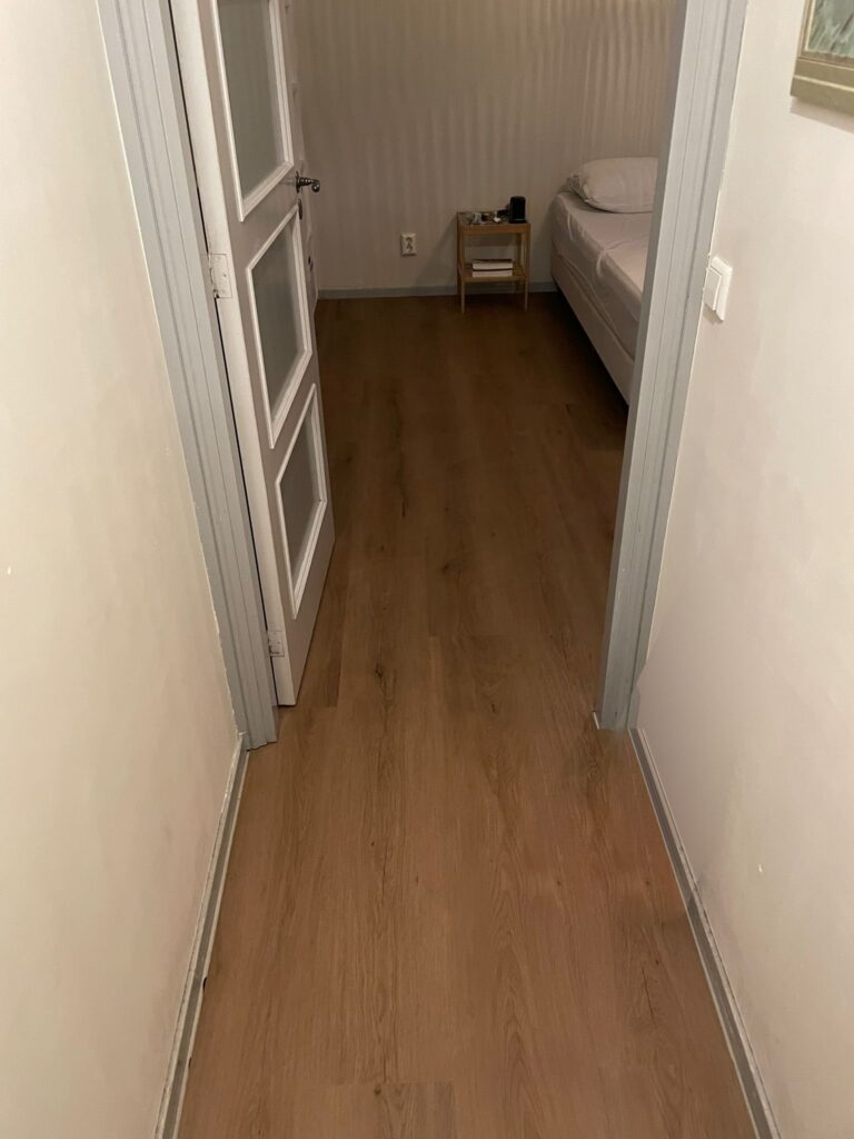 Overloop met een klik PVC vloer in houtlook richting de slaapkamer in Katwijk