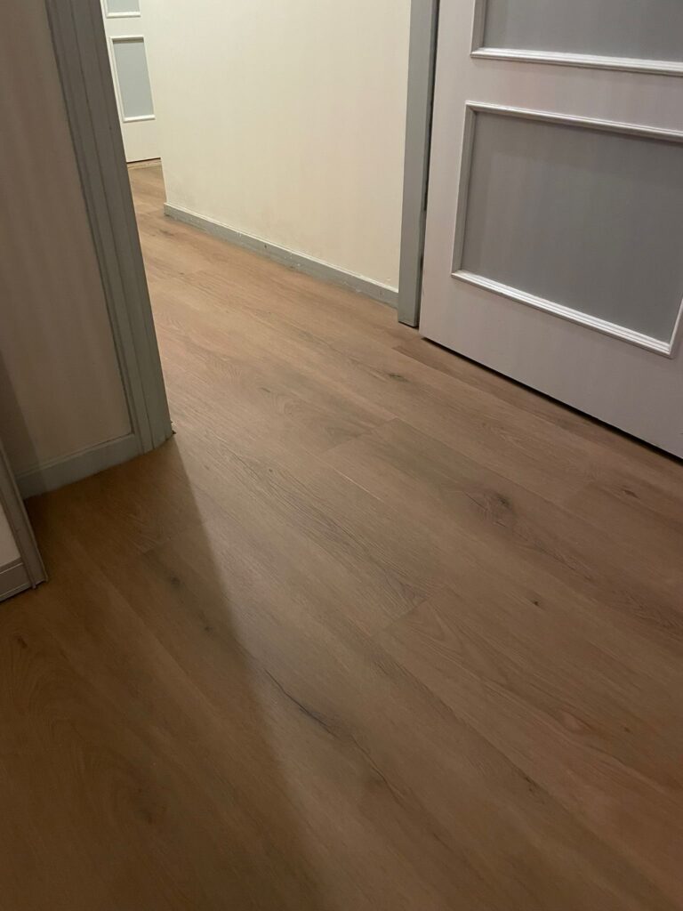 Detail van klik PVC planken in eiken houtlook met nerf en knoesten in Katwijk