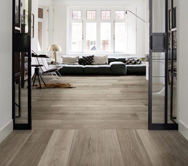 marazzi-treverkmust-taupe-houtlook-tegel-woonkamer-1.jpg